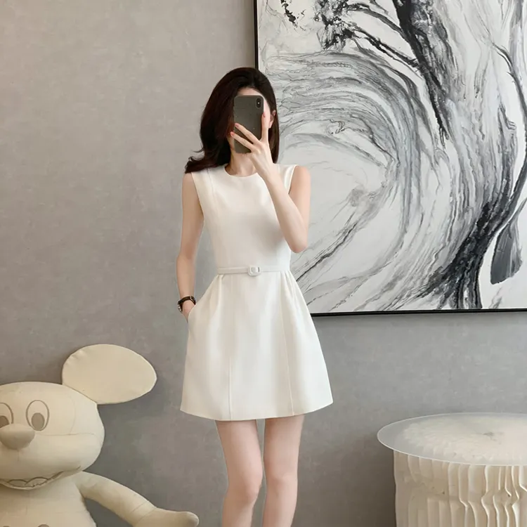 优雅气质通勤白色无袖小白裙女夏季新法式简约收腰显瘦背心连衣裙