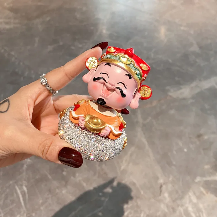 汽车内高颜值摆件轻奢镶钻车载摇头财神爷装饰品家用公仔网红礼品