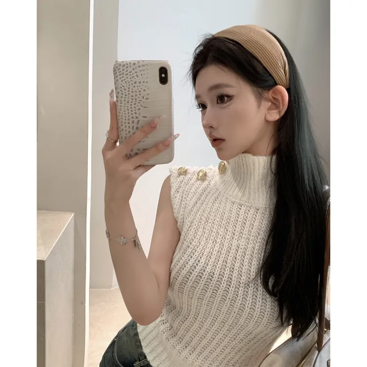 法式设计感米白色无袖套头打底毛衣上衣女秋季新款显瘦牛仔短裤子