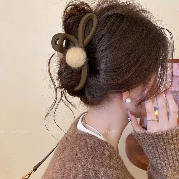 秋冬毛球抓夹大号鲨鱼夹发夹女高级感2024新款后脑勺盘发夹子发饰