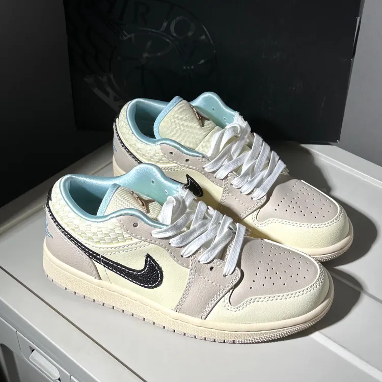 NIKE/耐克Air Jordan 1小巴黎女款米棕轻便低帮复古运动篮球鞋