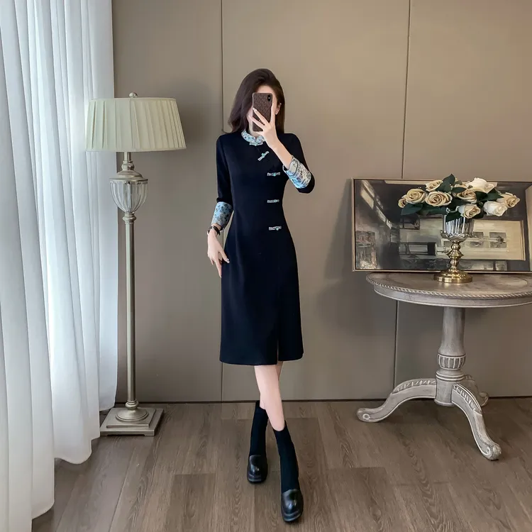 新中式国风高级感连衣裙女春秋修身显瘦刺绣新年战袍中长款裙子