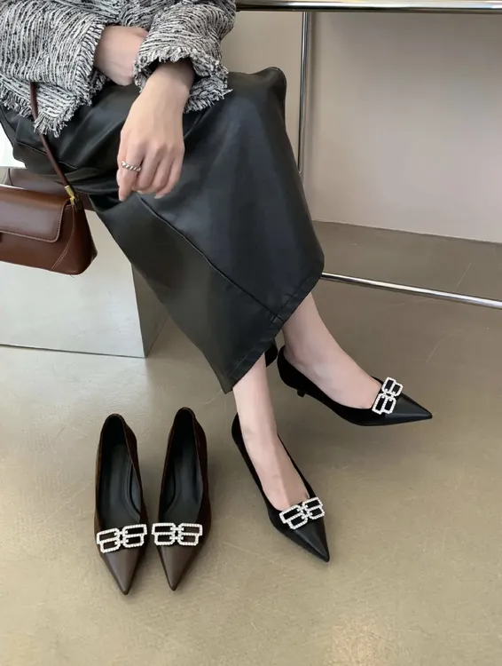 高跟鞋女2024新款水钻尖头低跟单鞋浅口不累脚鞋棕色鞋子秋季复古