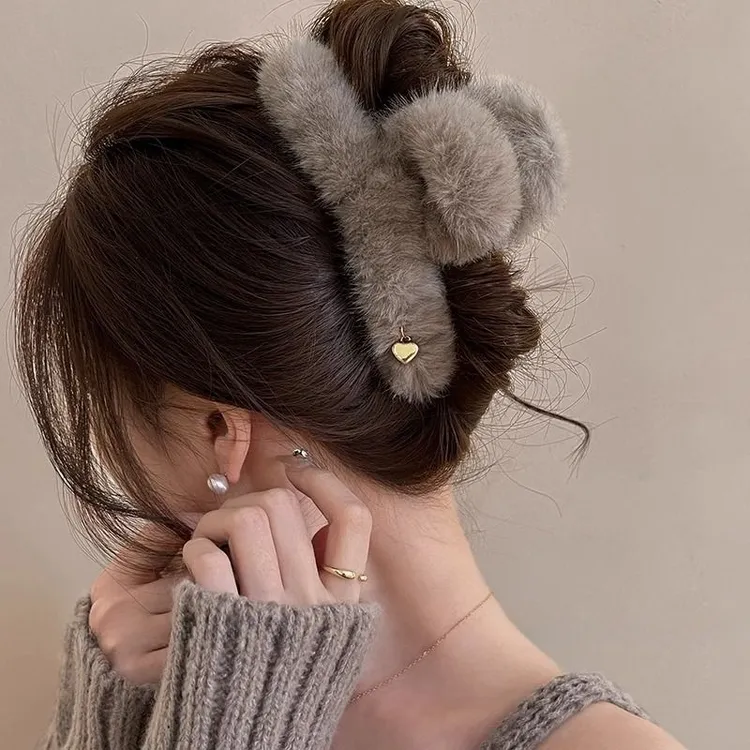 秋冬爱心毛毛抓夹女慵懒风高级感毛绒鲨鱼夹2024新款大号发夹头饰
