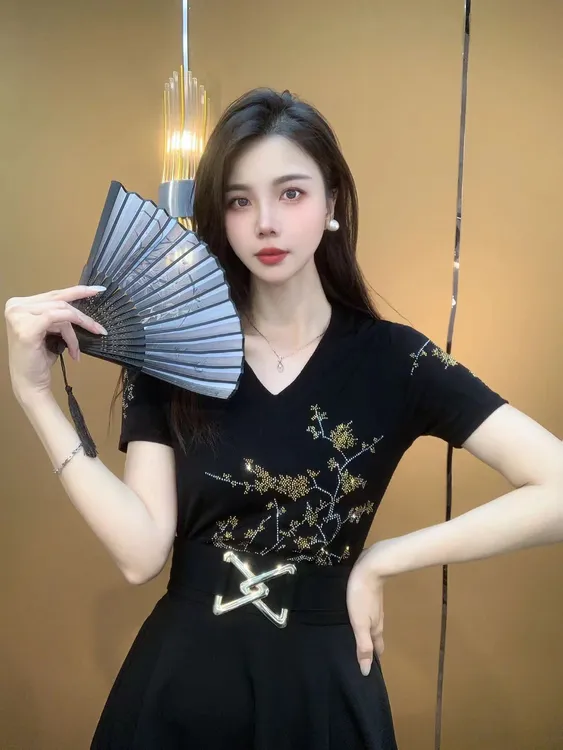 2024夏天新款镶钻圆领短T恤打底衫女内搭流行时尚轻奢黑色V领百搭