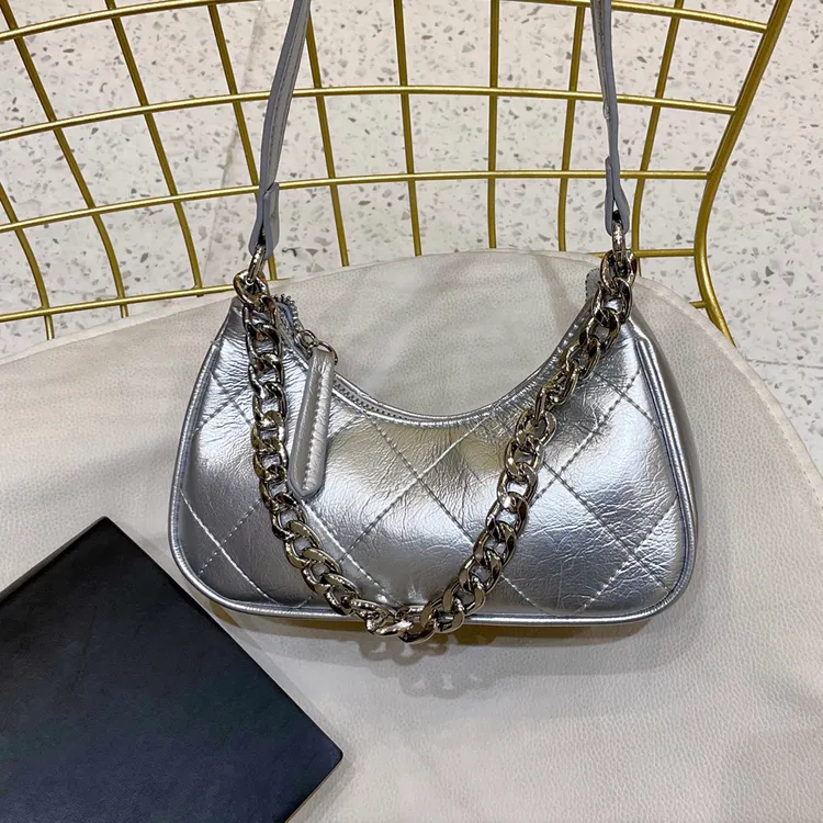 银色女包小众精致斜挎单肩包链条手提小包包女春款百搭月牙包