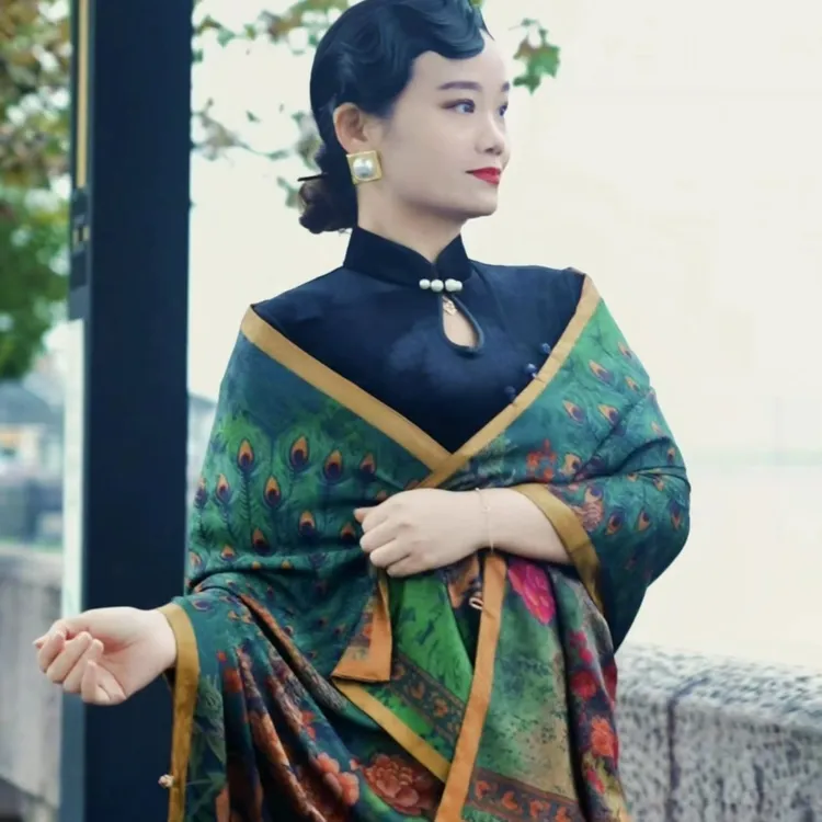 绚丽多彩孔雀盘扣双层轻奢手工精卷边双面双色香韵花椤70*180左右