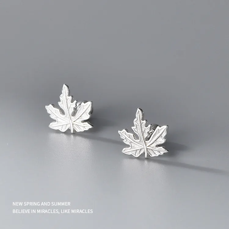 足银耳饰 999纯银枫叶耳钉女螺丝拧扣时尚耳环睡觉免摘养耳洞耳饰