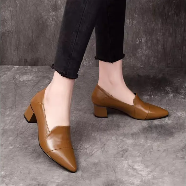 软皮单鞋女春秋中跟粗跟妈妈鞋2024年春季新款职业春鞋尖头小皮鞋