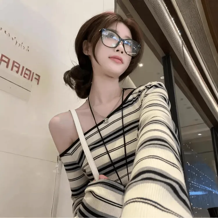 韩系甜美纯欲斜肩条纹长袖上衣春秋款女新款设计感辣妹露肩T恤女
