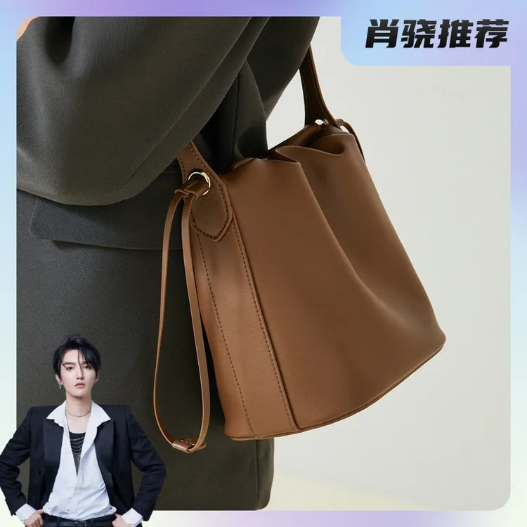 原创褶皱松驰感水桶包2024新款缇纳女包质感软皮小包单肩斜挎包