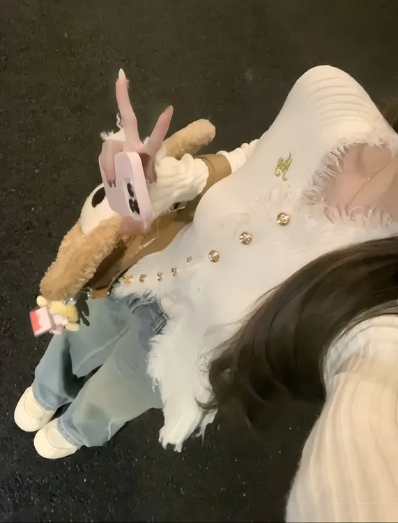 早秋季纯色修身型设计感坑条毛边V领针织开衫女高腰牛仔裤两件套