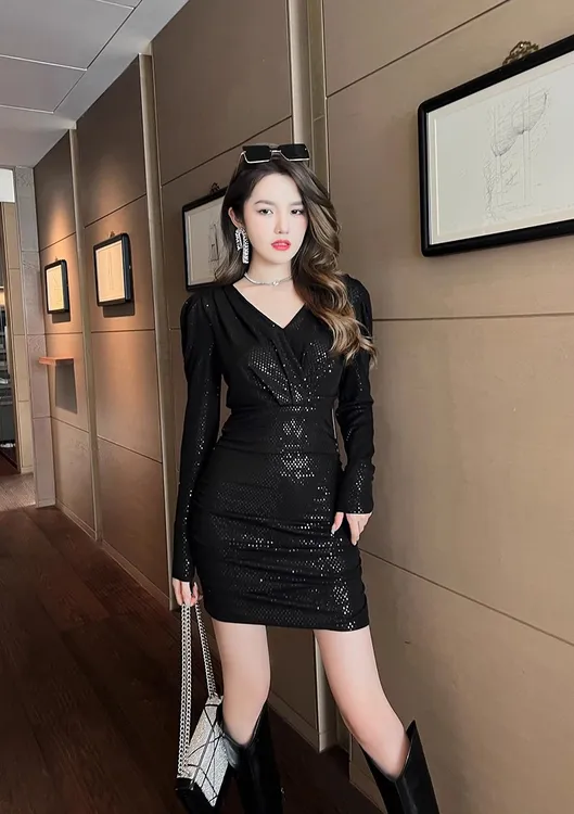 欧洲站秋冬2025年新款女惊艳短裙连衣裙亮片气质包臀高级感小黑裙