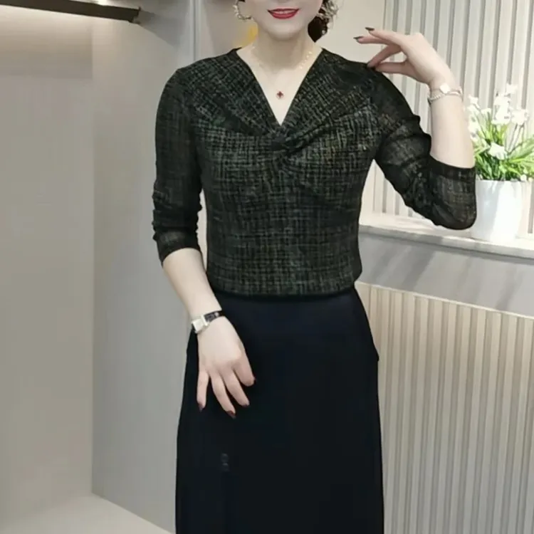 秋冬新款2025时尚V领印花打底衫洋气百搭减龄妈妈装修身长袖上衣