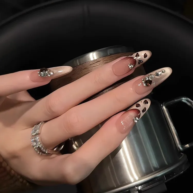 法式豹纹长款穿戴甲纯手工猫眼爆闪高级感辣妹轻奢冬季过年美甲