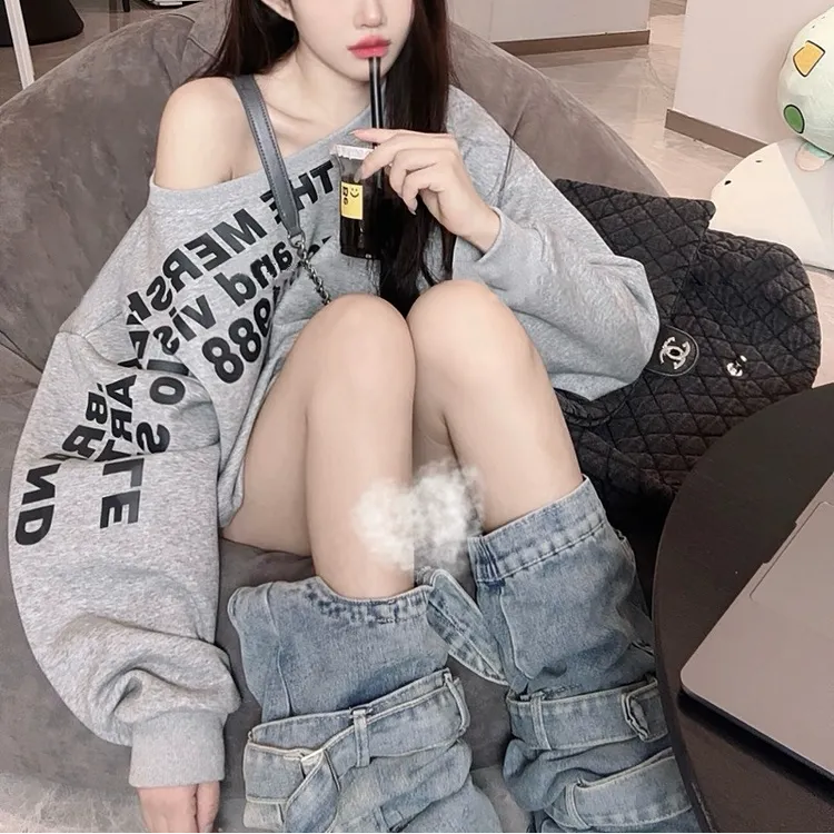 早秋薄款大领口斜肩字母印花卫衣潮流时髦小众百搭宽松长袖上衣女