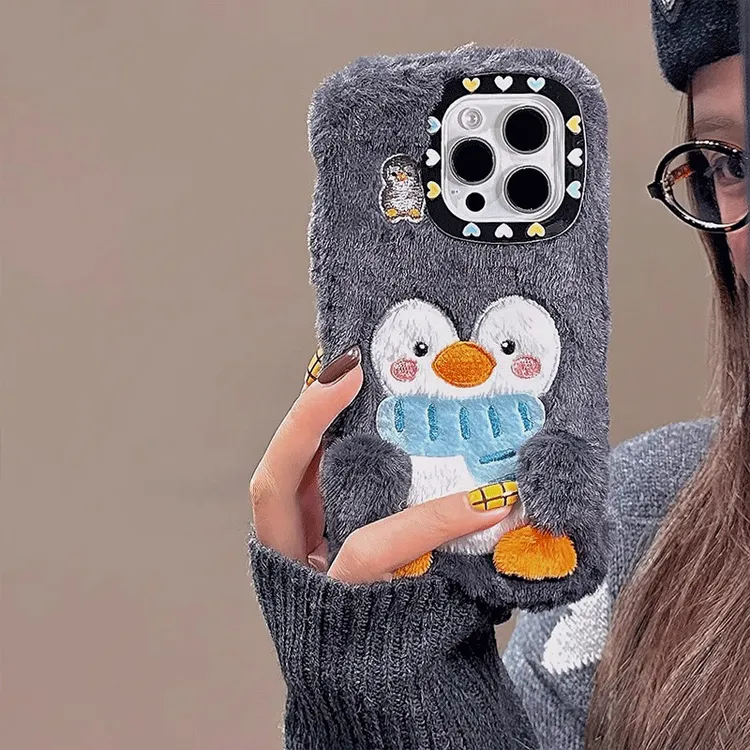 毛绒刺绣企鹅适用苹果17Promax手机壳iPhone15/16Pro新款14全包12