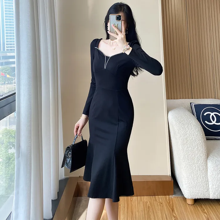 轻奢高端女装秋季长袖连衣裙赫本风法式包臀裙收腰气质名媛后妈裙