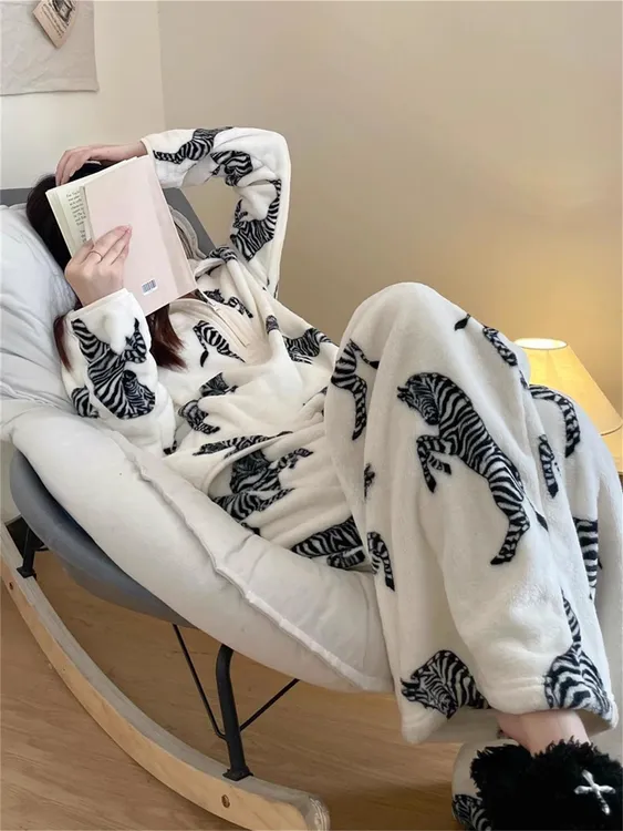 韩系斑马印花珊瑚绒睡衣女冬新款加绒加厚长袖长裤家居服大码套装