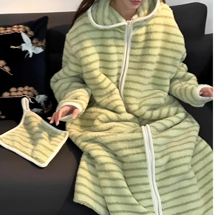 韩系简约条纹连帽珊瑚绒睡衣女款冬季新款大码加厚保暖家居服睡袍