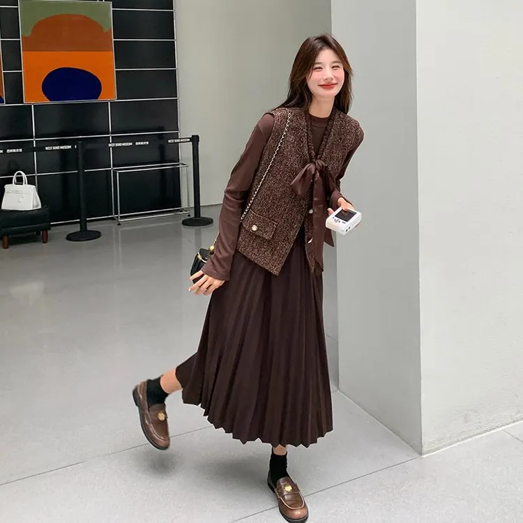 卡其色轻奢名媛小香风马甲连衣裙套装女2024秋天新款百褶裙两件套