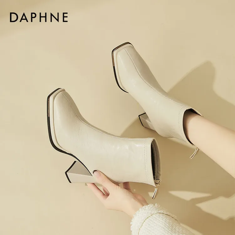 达芙妮白色短靴女2025秋冬新款方头瘦瘦靴高跟马丁靴气质增高棉靴