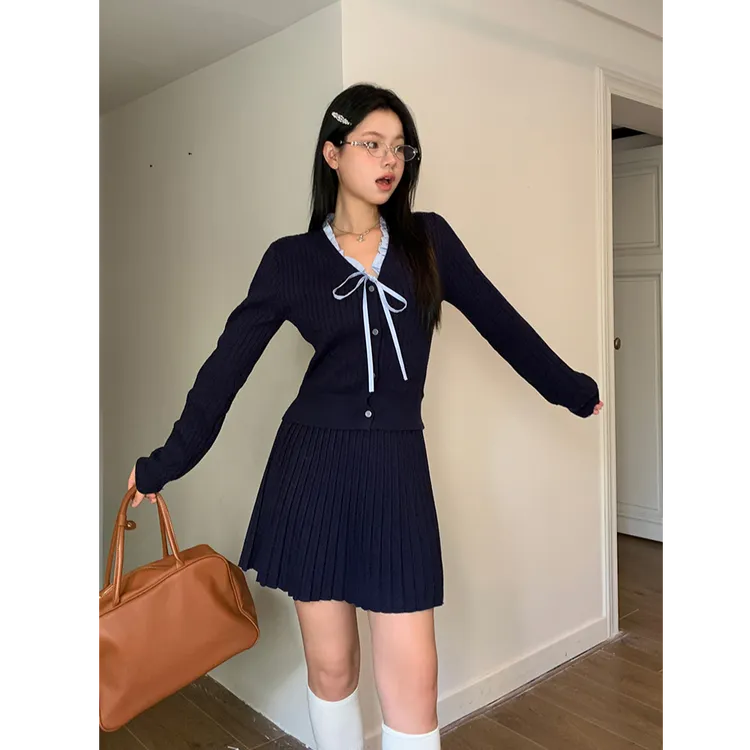 2025春秋新款v领针织上衣套装裙女减龄显瘦穿搭高级感独特两件套
