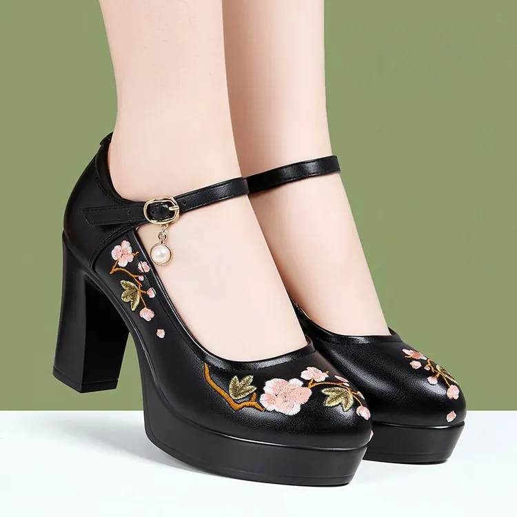 民族风圆头粗跟绣花鞋女士中跟模特走秀高跟鞋厚底时尚百搭妈妈鞋