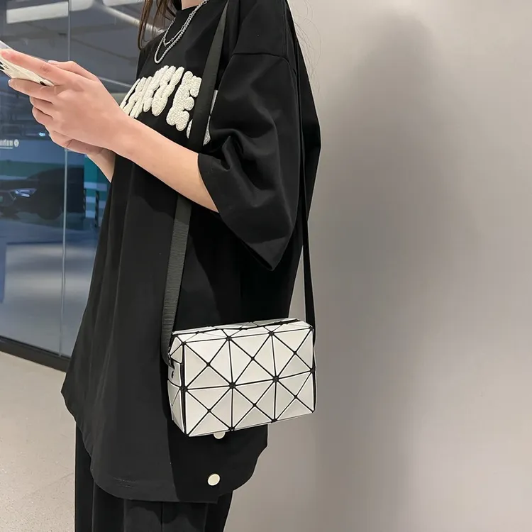 日本新款几何菱格包丘比特小方包单肩斜挎手提包小方盒情侣包百搭