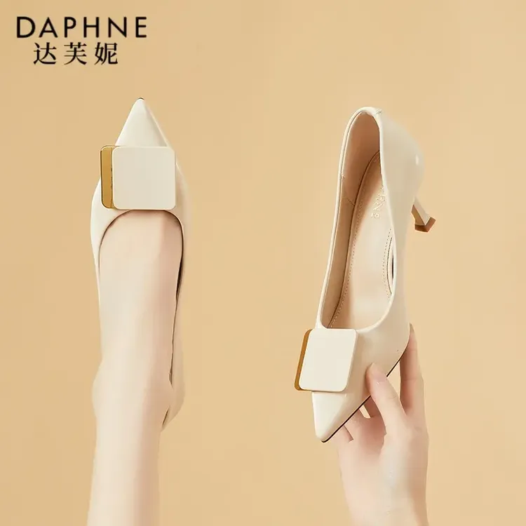 达芙妮单鞋女新款夏季尖头细跟皮鞋浅口小香风春秋猫跟高跟鞋方扣