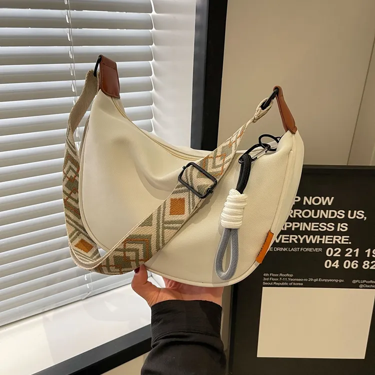 休闲尼龙布包包女2024新款夏季爆款斜挎饺子包百搭小众单肩通勤包