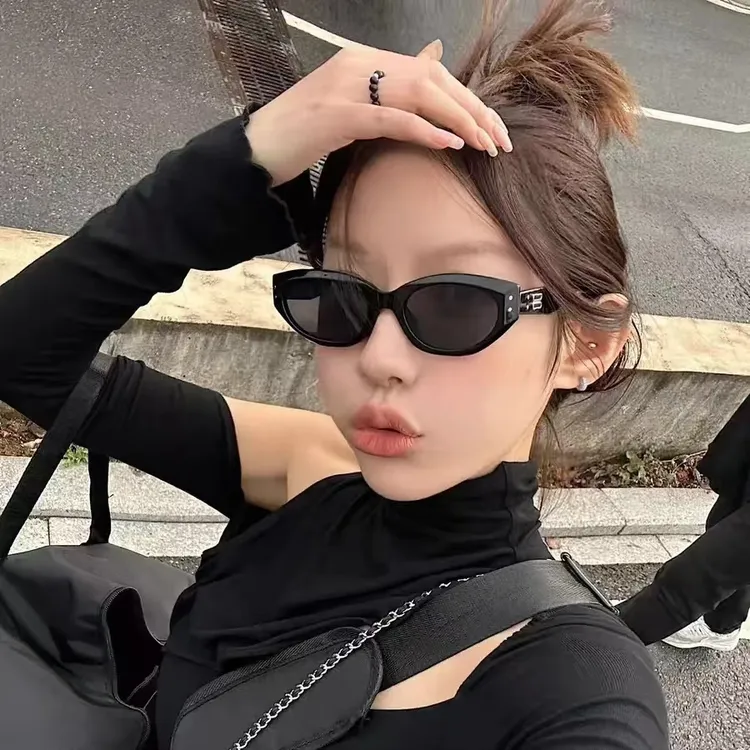 欧美风网红辣妹猫眼墨镜女黑色窄框时尚街拍防晒百搭开车太阳镜女