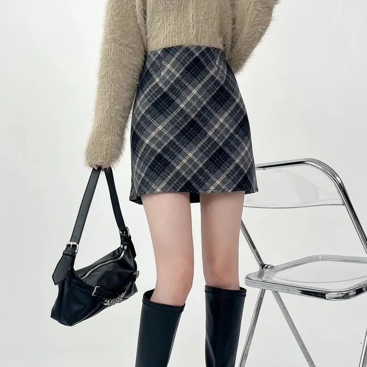 格子黑色毛呢半身裙女2025秋季A字包臀格纹短裙红人新款裙子秋冬