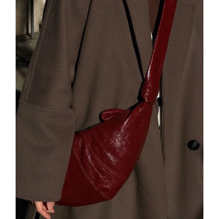 Zssz休闲新款斜挎包女人手必备红色可颂包牛角包小众百搭时尚包包