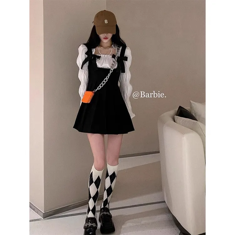 芭比姨小黑裙背带连衣裙女2024春秋款法式复古百褶裙吊带裙子