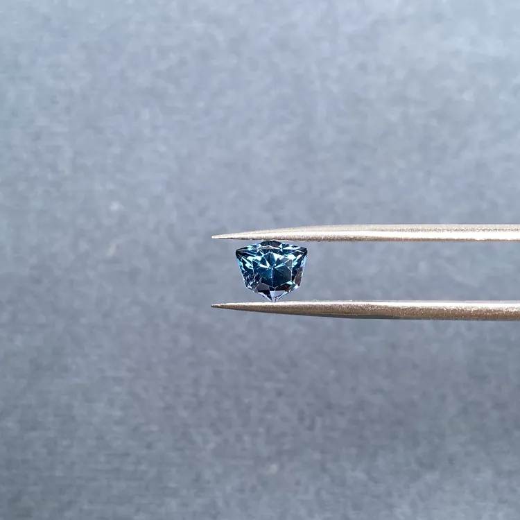 天然尖晶石 蓝色调 1.6克拉 裸石 独特切割 通透 彩色宝石 设计款