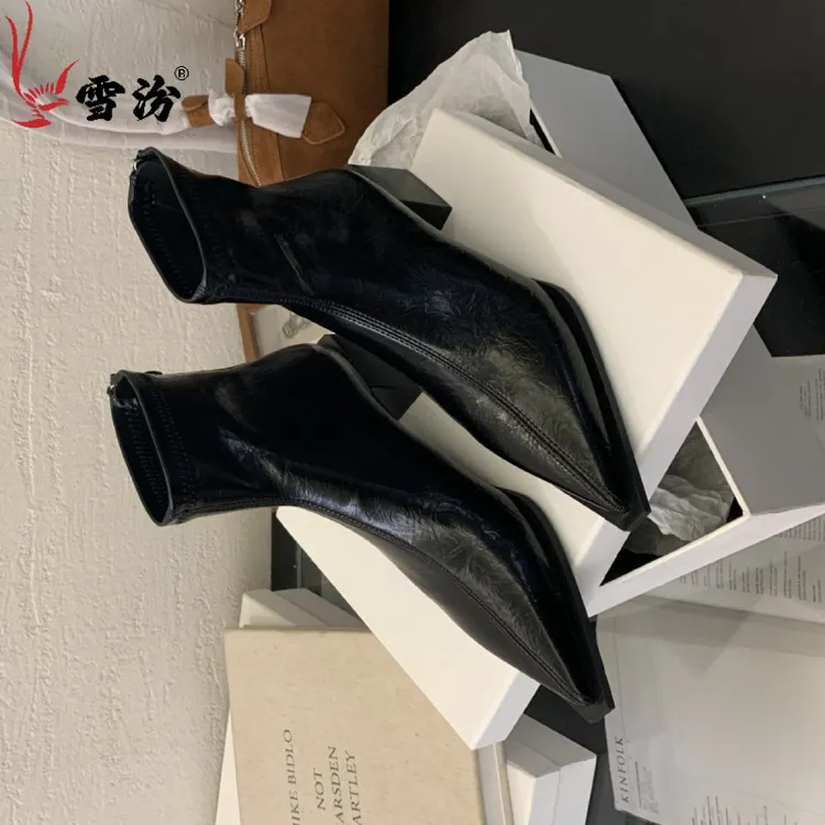 流行时髦百搭洋气尖头短靴女秋冬简约气质高跟短筒靴瘦瘦女靴马丁