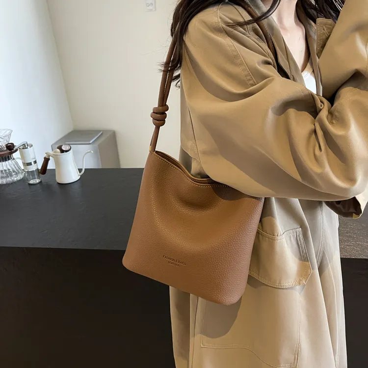 多功能单肩腋下包2024新款潮流简约水桶包韩版时尚复古斜挎包包女