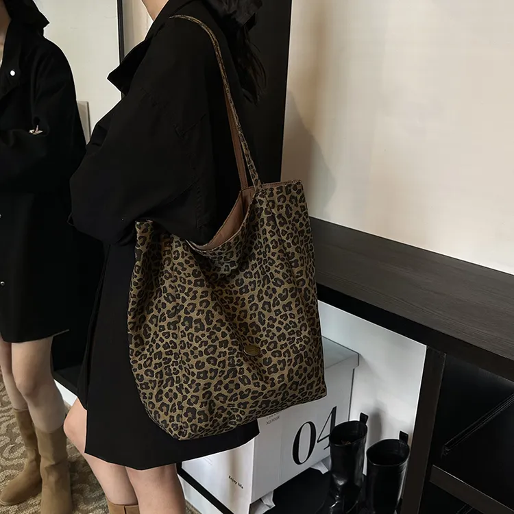 豹纹帆布包包女2025春秋新款时尚韩版学院风托特包ins通勤大包包