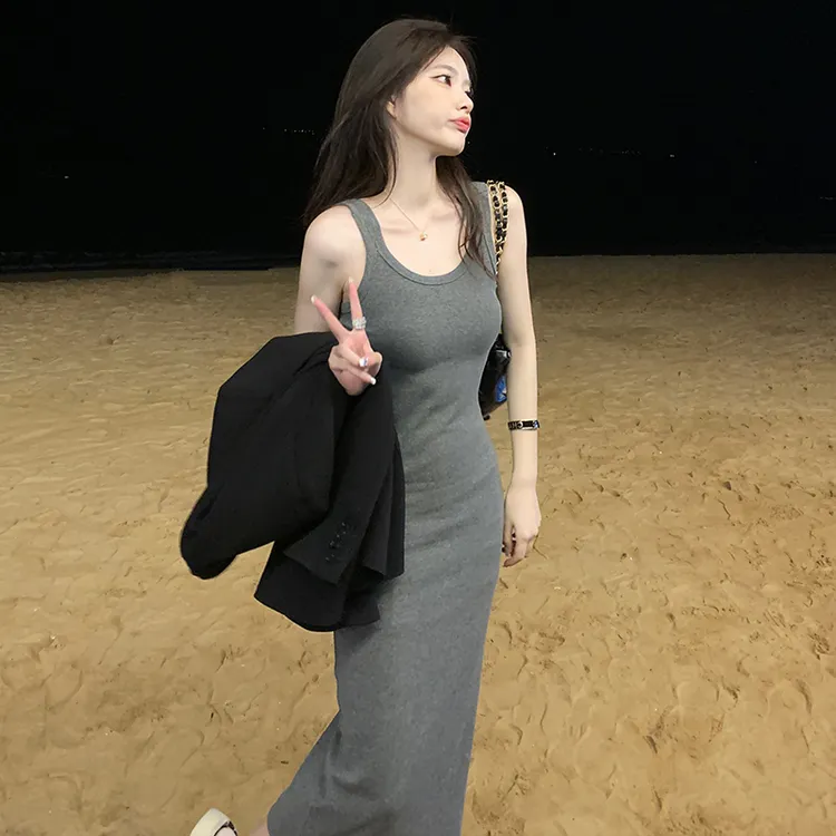 秋冬女高级感背心连衣裙法式气质显瘦赫本风打底吊带裙子针织长裙