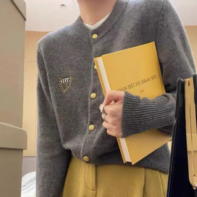 刺绣徽章2025秋季新款圆领针织衫百搭显瘦毛衣外套开衫女