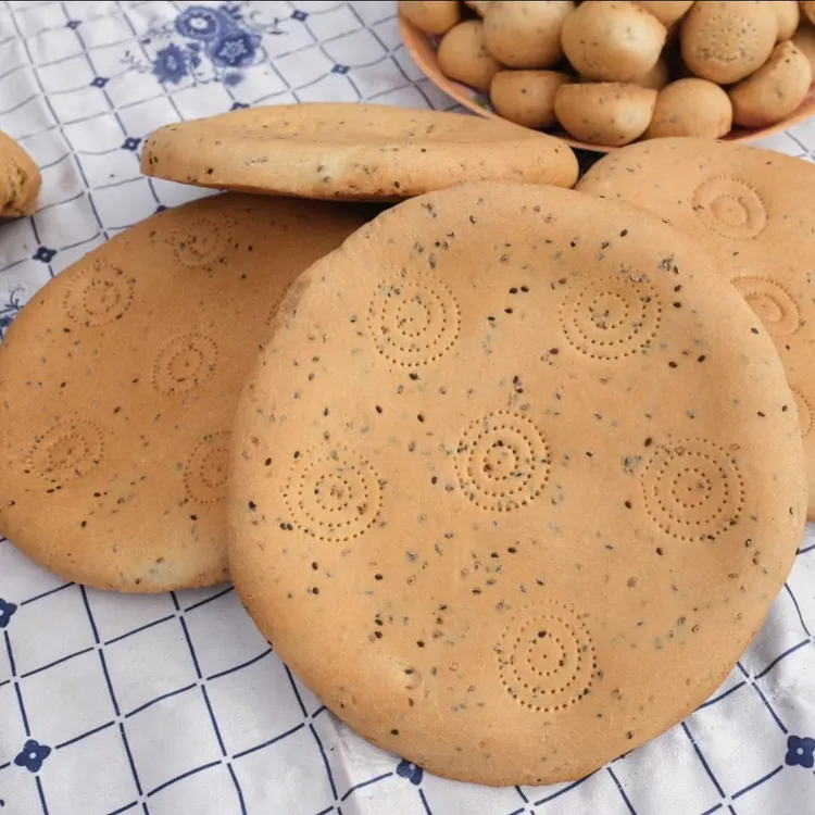 火焰山姑娘芝麻味大馕手工制作产地全疆馕馕吐鲁番美食推荐正宗