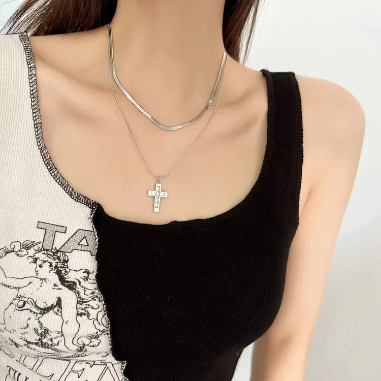 闺秘 钛钢项链 高级感十字架双层叠戴项链女设计蛇骨毛衣链499