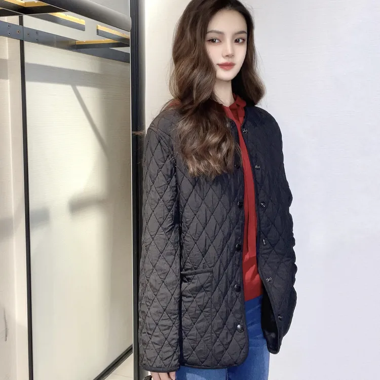 GIRDEAR/哥弟新款时髦老钱风显瘦百搭圆领极简菱格棉服1400742