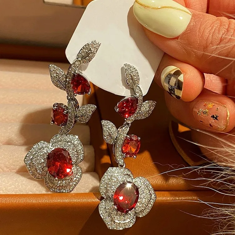 铜合金合成锆石耳饰 复古宫廷红钻山茶花耳环气质轻奢