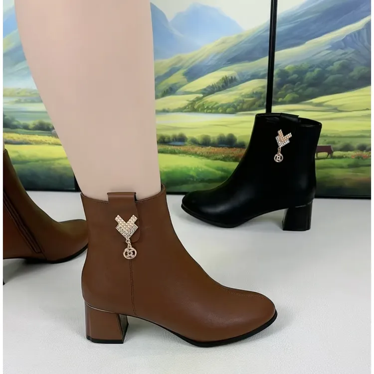 2025秋冬季新款时尚潮流加绒粗跟短靴洋气舒适圆头中跟防滑马丁靴