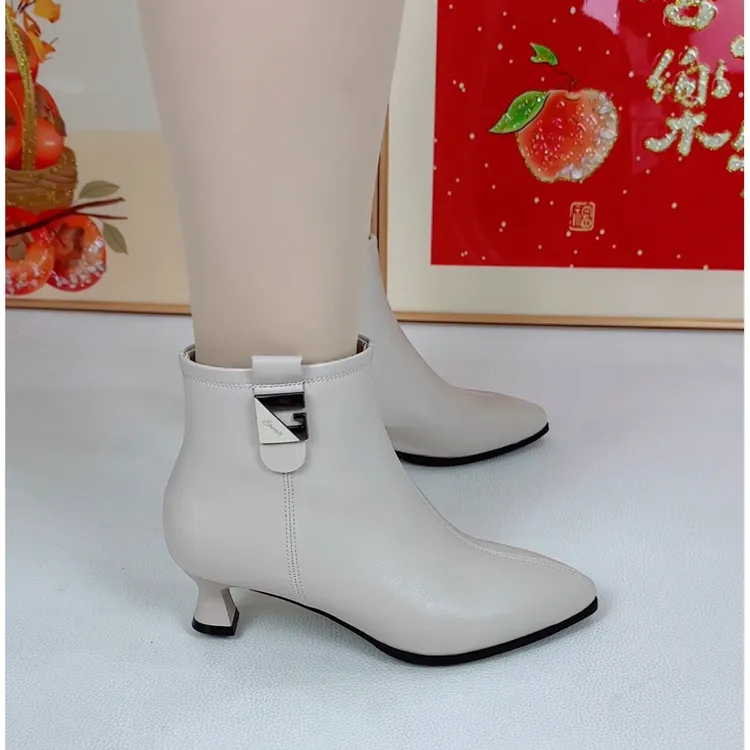 2025真皮秋冬季新款加绒法式女士短靴洋气尖头气质软底防滑马丁靴