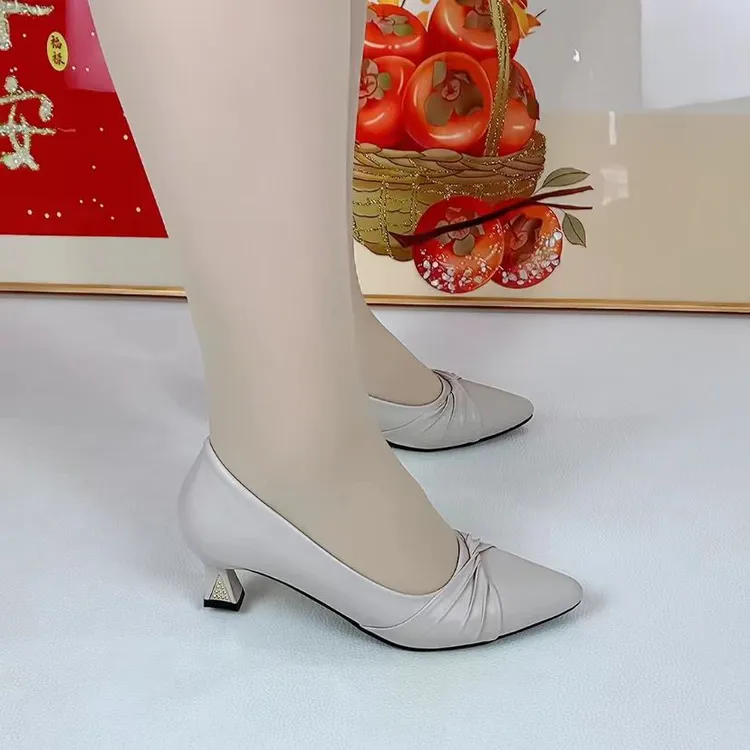2025春季爆款新款牛皮时尚舒适尖头细跟单鞋真皮浅口软底休闲女鞋