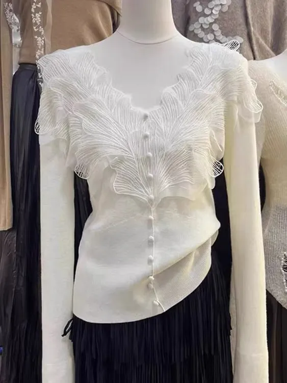 法式气质重工花瓣蕾丝V领针织衫女2025秋冬纯色百搭洋气打底毛衣