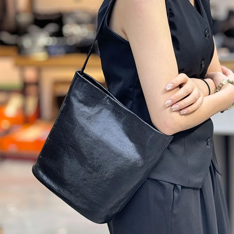 洢昕尚品欧货轻奢植鞣牛皮简约水桶包百搭通勤大容量单肩休闲包